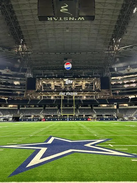 Estrela dos Dallas Cowboys no centro do gramado do AT&T Stadium