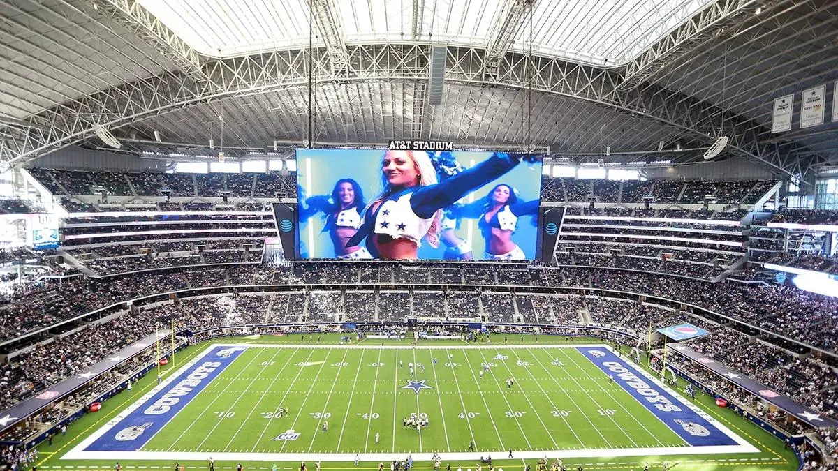 Telão gigante sobre o campo do AT&T Stadium em dia de jogo