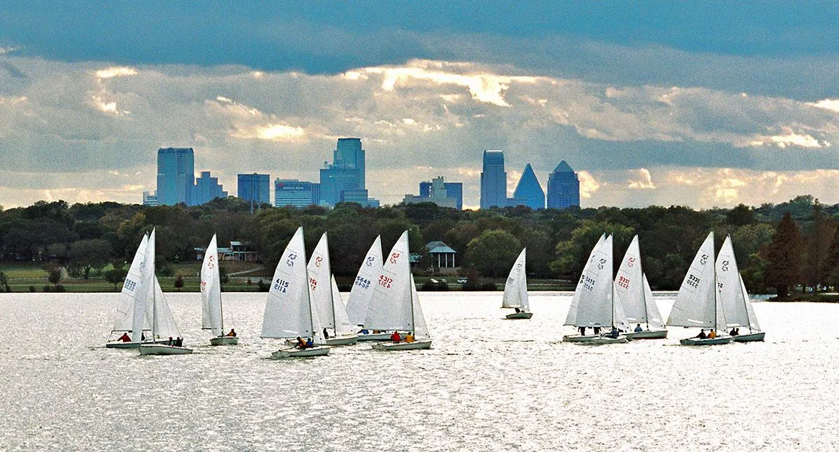 Veleiros no White Rock Lake com o skyline de Dallas ao fundo