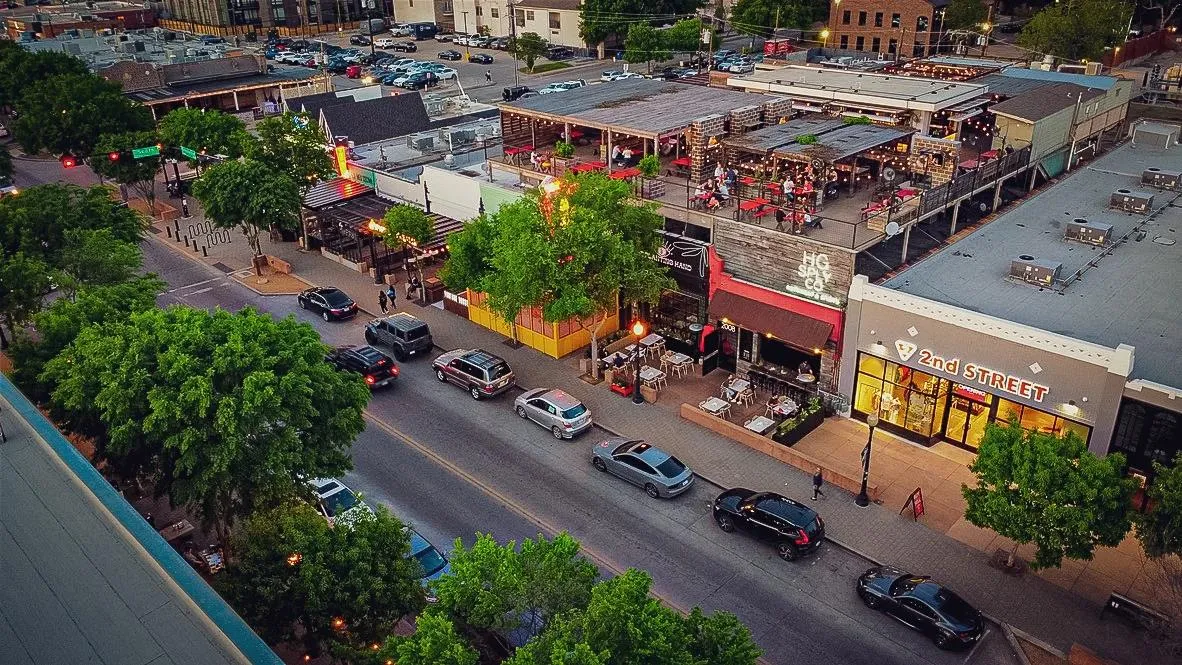 Vista aérea dos bares e restaurantes da Lower Greenville Avenue