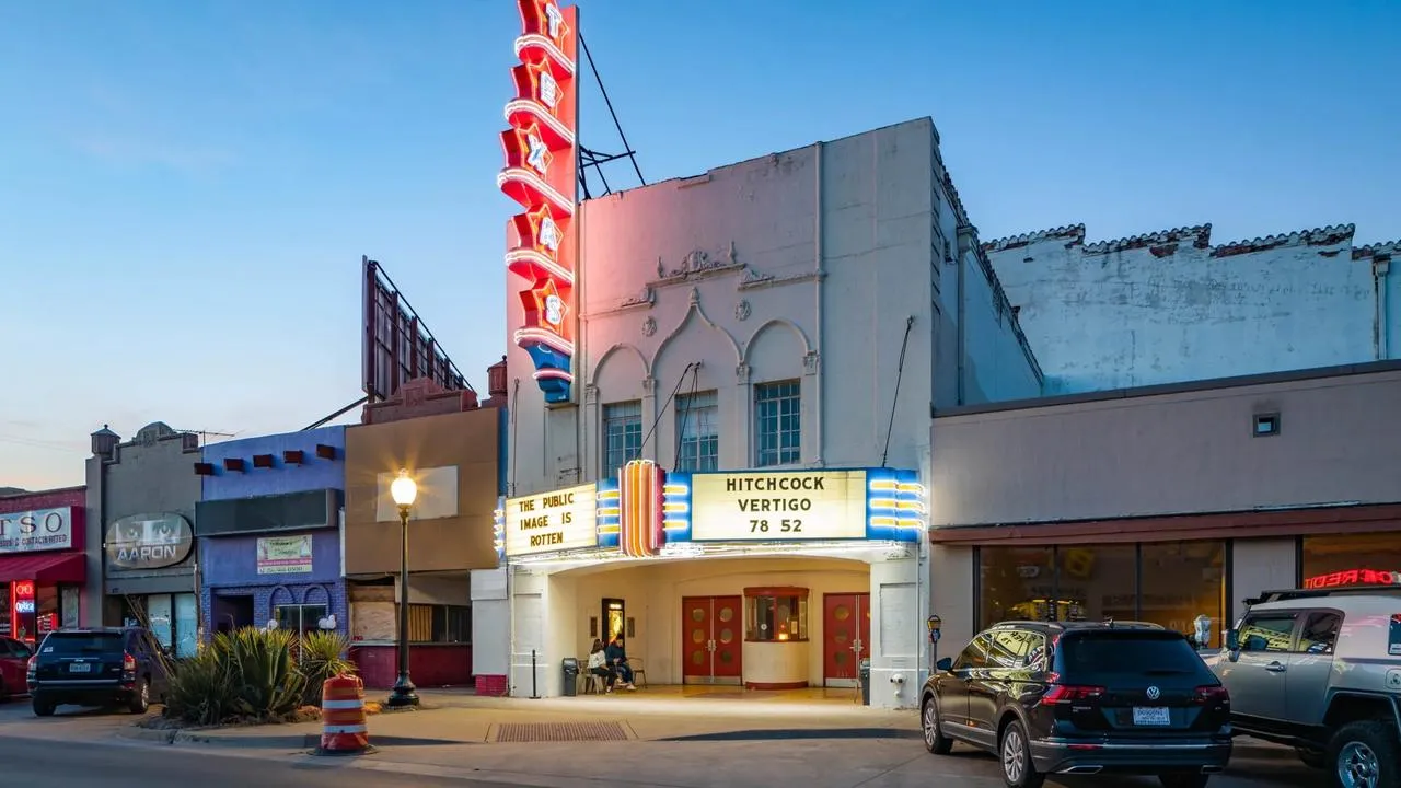 Fachada do Texas Theatre, cinema histórico de Oak Cliff