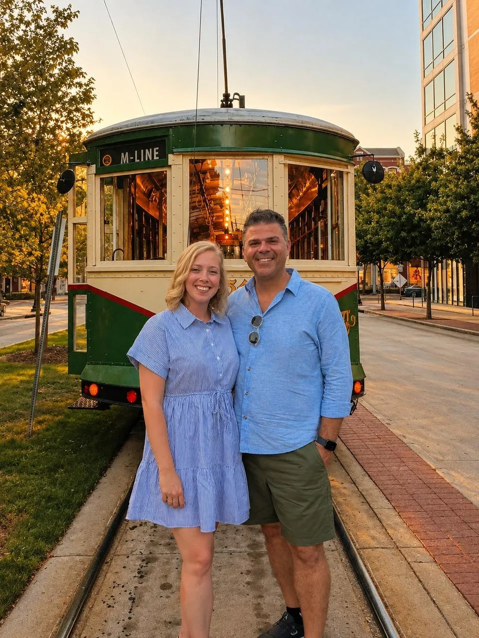 Casal de turistas em frente ao bonde M-Line, em Uptown Dallas