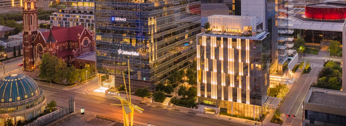 Prédio do HALL Arts Hotel iluminado ao anoitecer no Arts District de Dallas