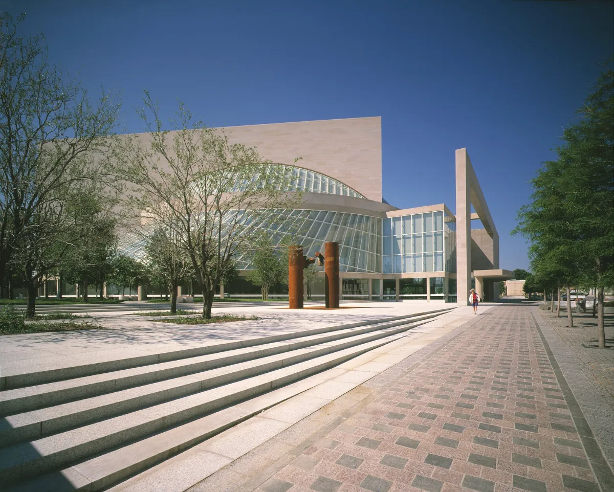 Meyerson Symphony Center, sede da Sinfônica de Dallas, com a praça e a fachada de vidro curva