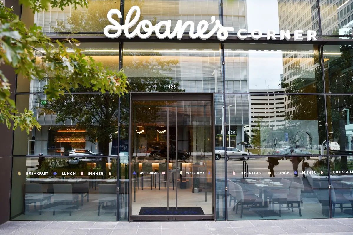 Fachada de vidro do restaurante Sloane's Corner em Uptown Dallas