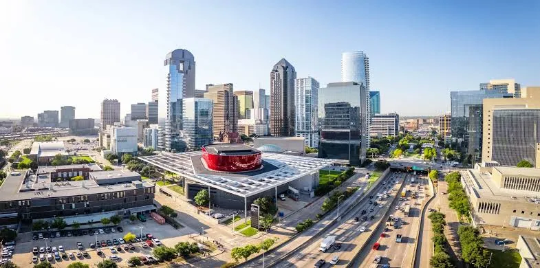 Vista aérea de Downtown Dallas com o AT&T Performing Arts Center e os arranha-céus do Arts District