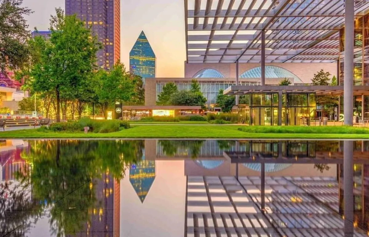 Reflexo do skyline de Downtown Dallas no espelho d’água do AT&T Performing Arts Center
