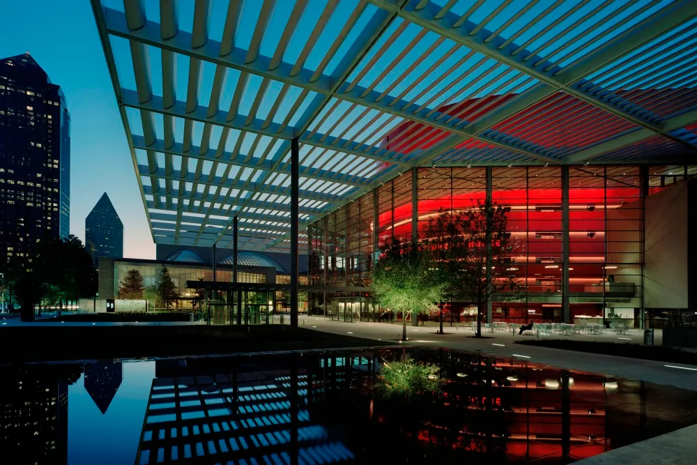 AT&T Performing Arts Center iluminado de vermelho ao anoitecer, no Arts District de Dallas