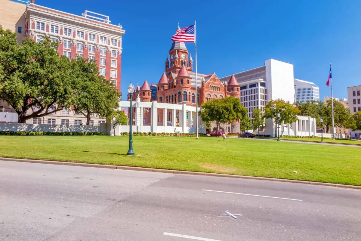Dealey Plaza, com o X na Elm Street marcando o local do assassinato de John F. Kennedy