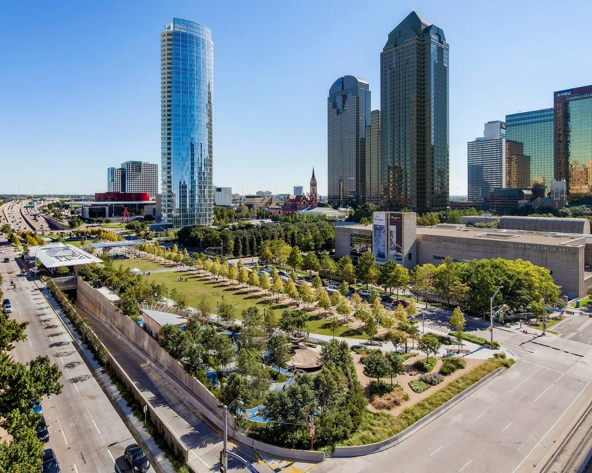 Vista aérea do Klyde Warren Park entre os arranha-céus de Downtown e o Dallas Museum of Art