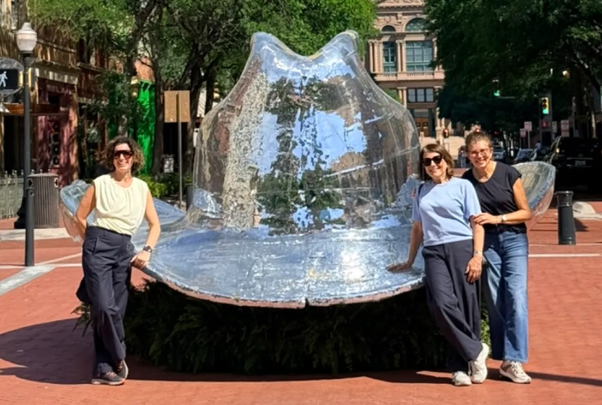Grupo de brasileiras ao lado da escultura de chapéu espelhado em Sundance Square, Fort Worth