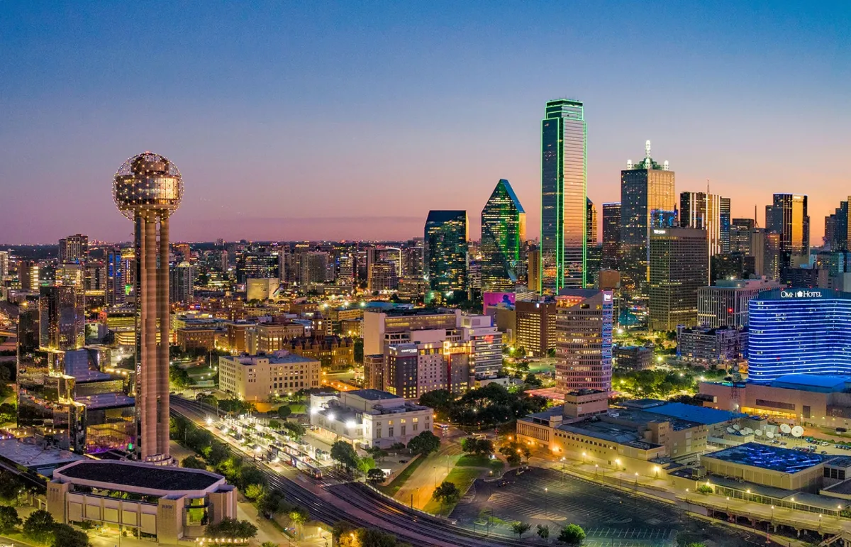 Skyline de Dallas ao pôr do sol, com a Reunion Tower e os prédios do Downtown iluminados