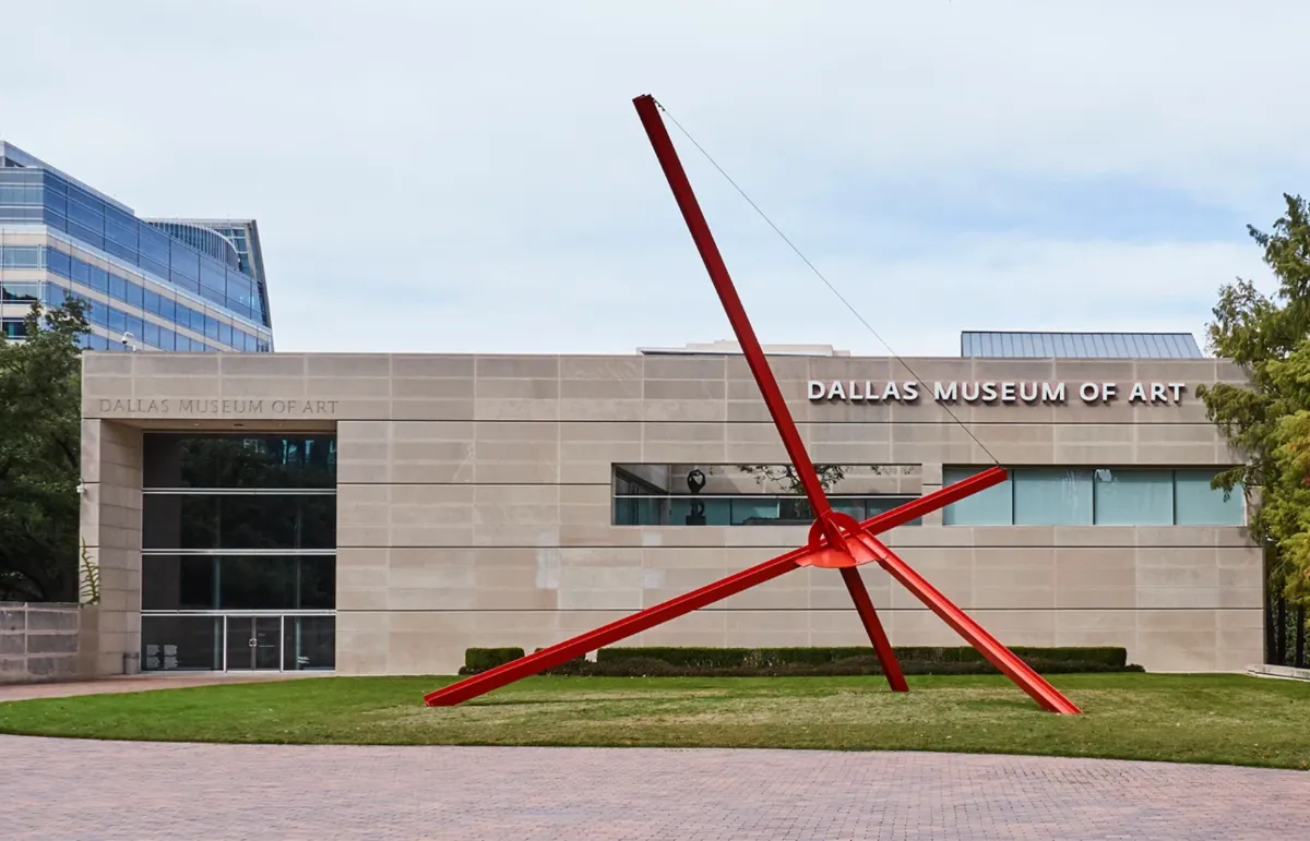 Fachada do Dallas Museum of Art com a escultura vermelha de Mark di Suvero no gramado