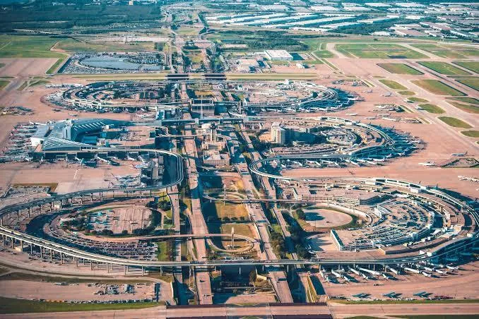 Vista aérea do aeroporto DFW e seus terminais