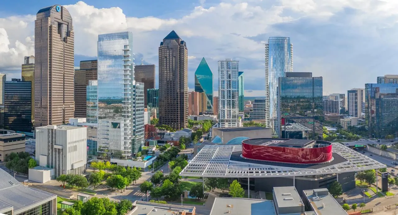 Skyline de Dallas visto de cima em um dia ensolarado
