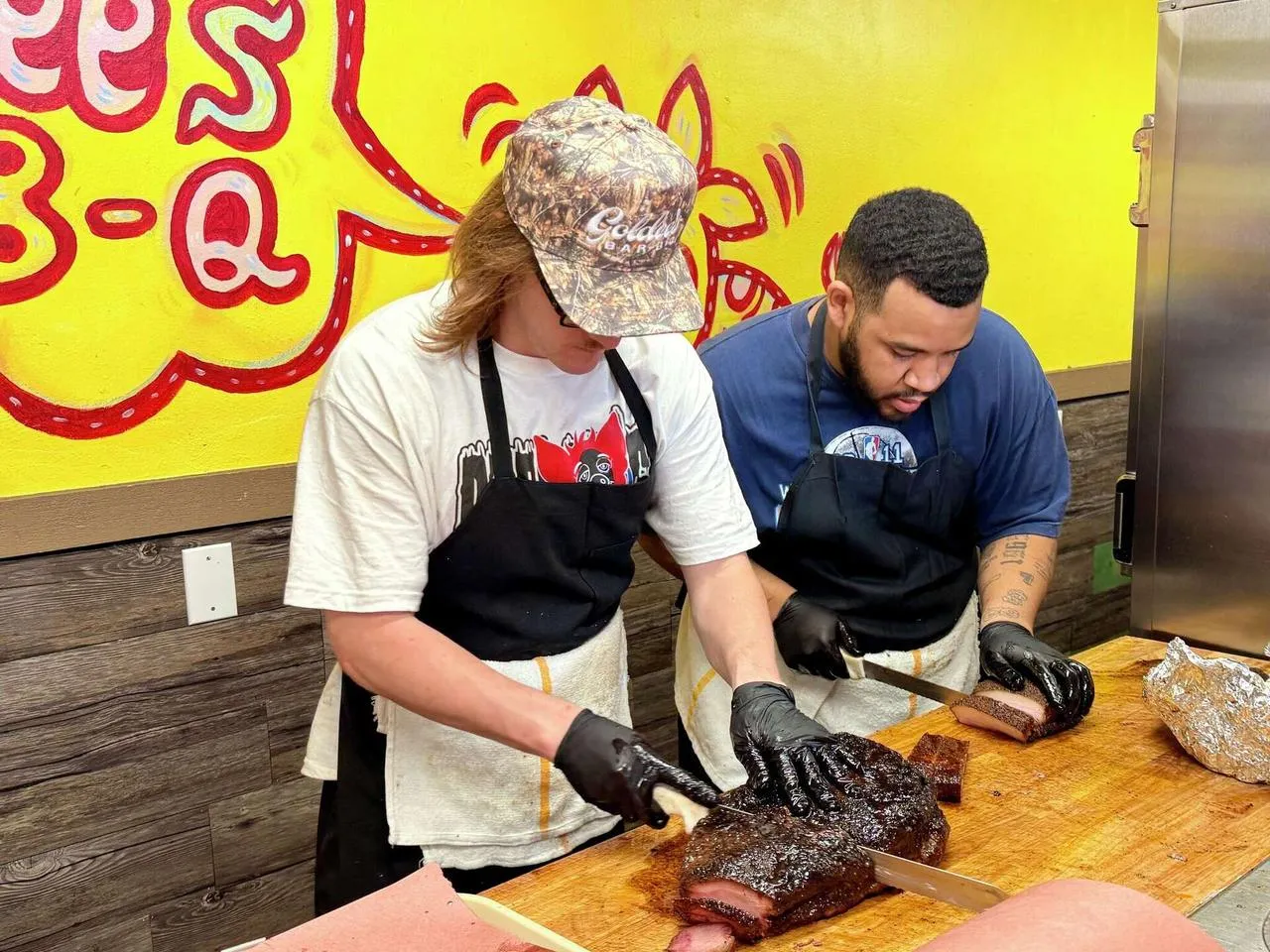 Pitmasters fatiando brisket em uma churrascaria de Fort Worth