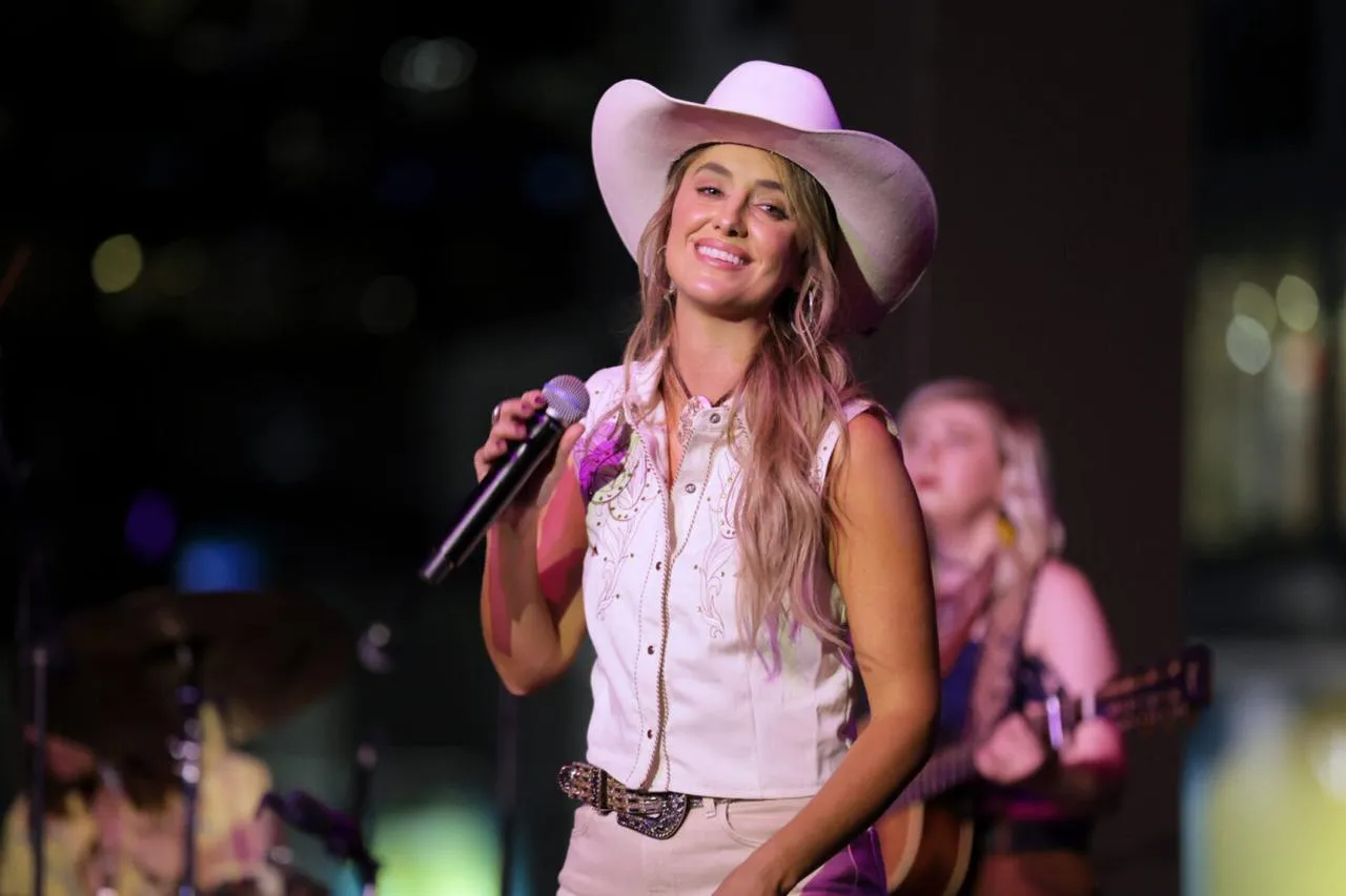 Cantora country de chapéu rosa se apresentando ao vivo em Fort Worth