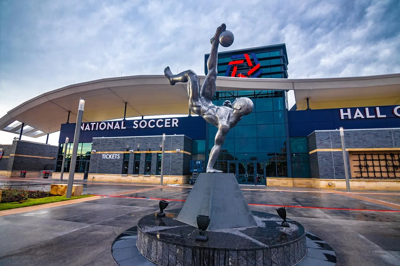 Escultura em frente ao National Soccer Hall of Fame, em Frisco