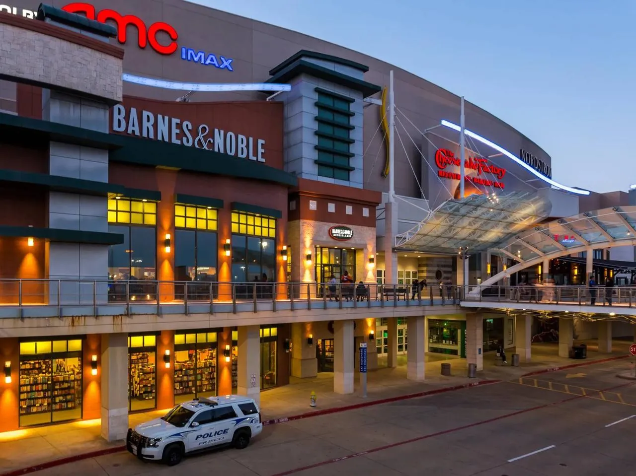 Fachada do Stonebriar Centre ao anoitecer