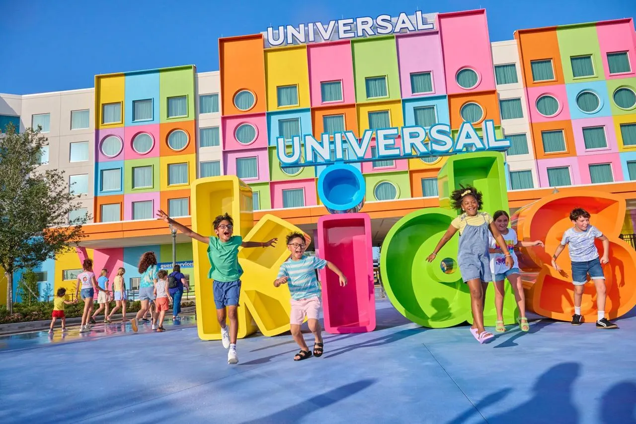 Crianças pulando em frente às letras coloridas do Universal Kids Resort, em Frisco
