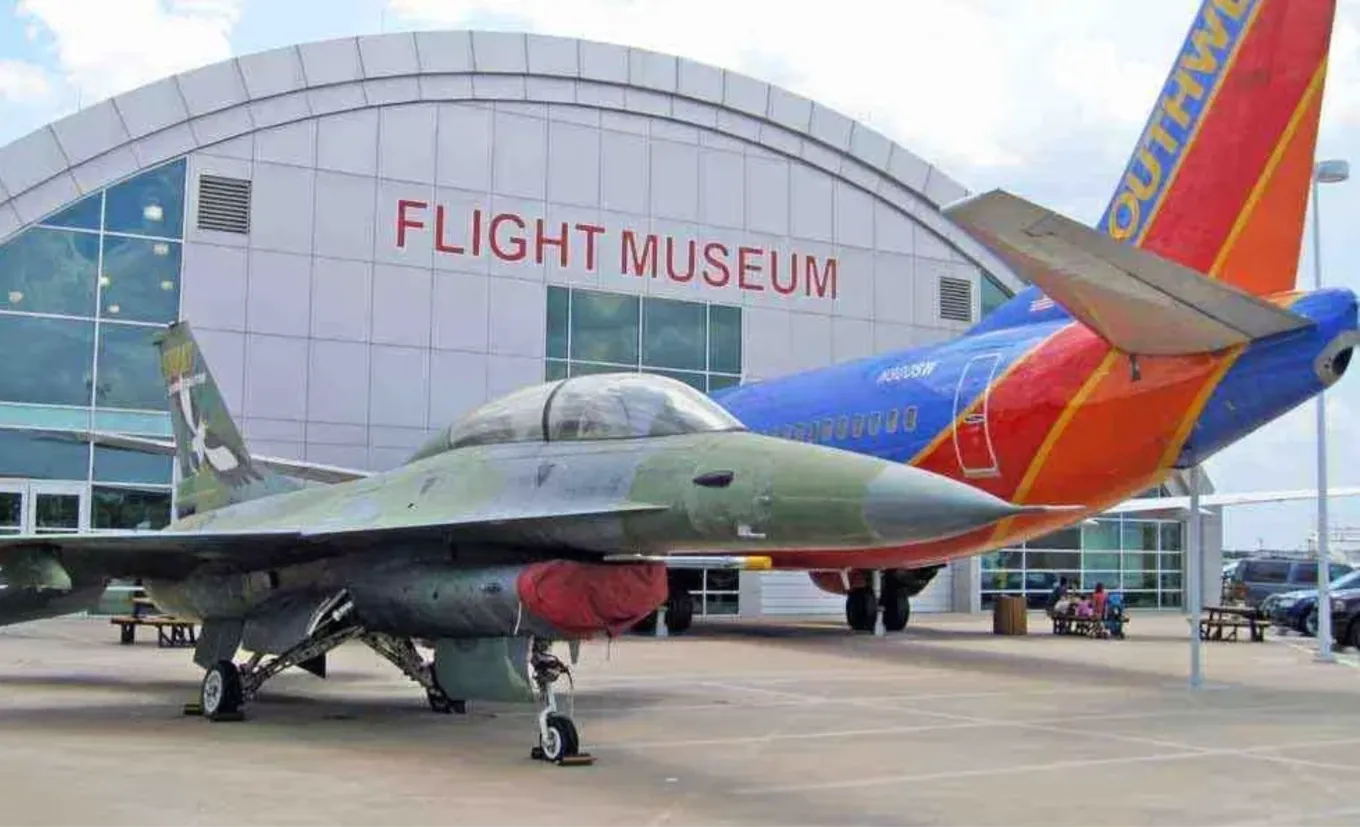 Caça F-16 e avião da Southwest em frente ao Frontiers of Flight Museum, no Love Field