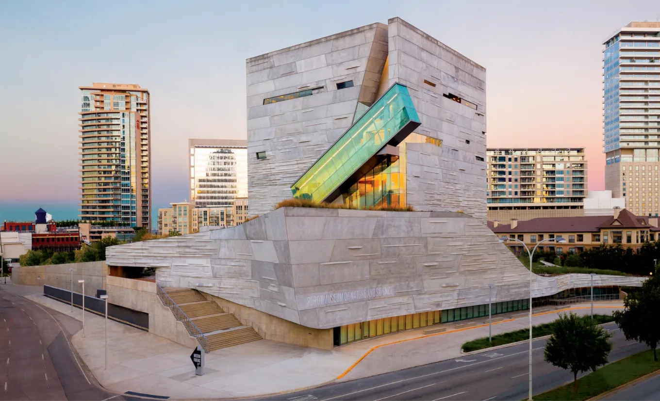 Prédio do Perot Museum of Nature and Science, com a escada rolante de vidro na fachada