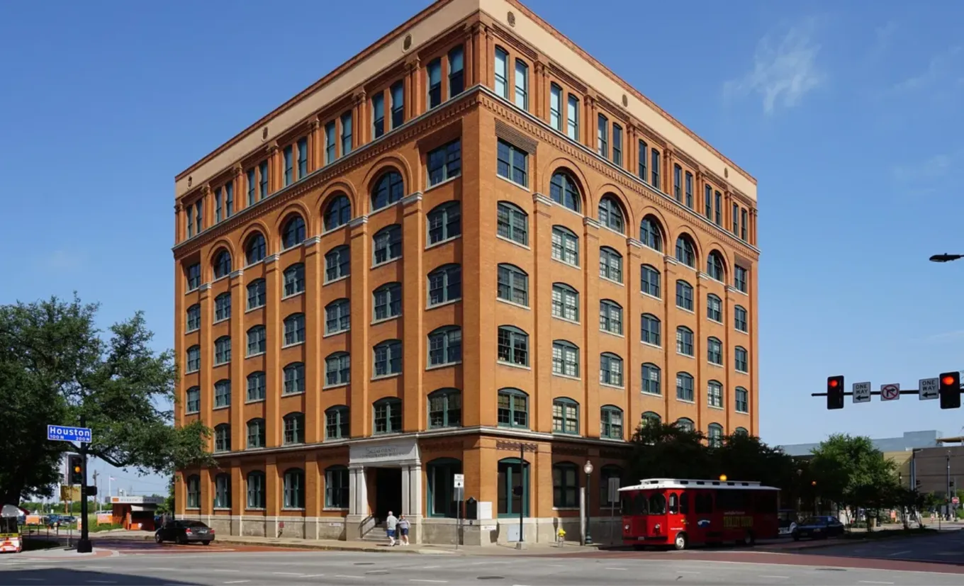 Prédio de tijolos do antigo Texas School Book Depository, sede do Sixth Floor Museum, na Dealey Plaza