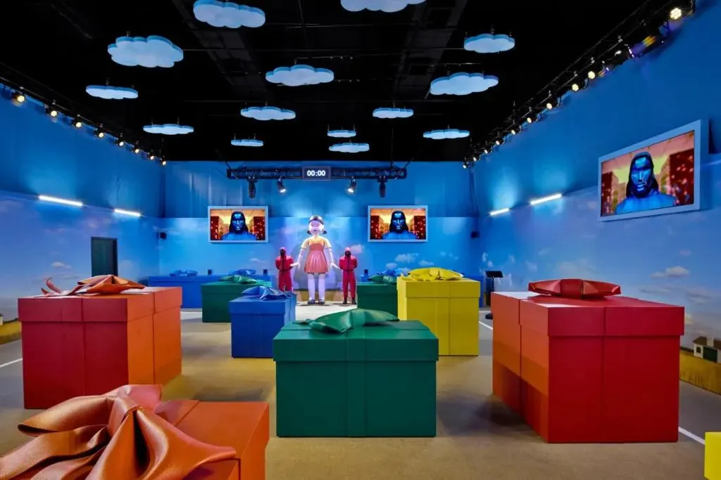 Sala colorida com caixas de presente gigantes na Netflix House Dallas