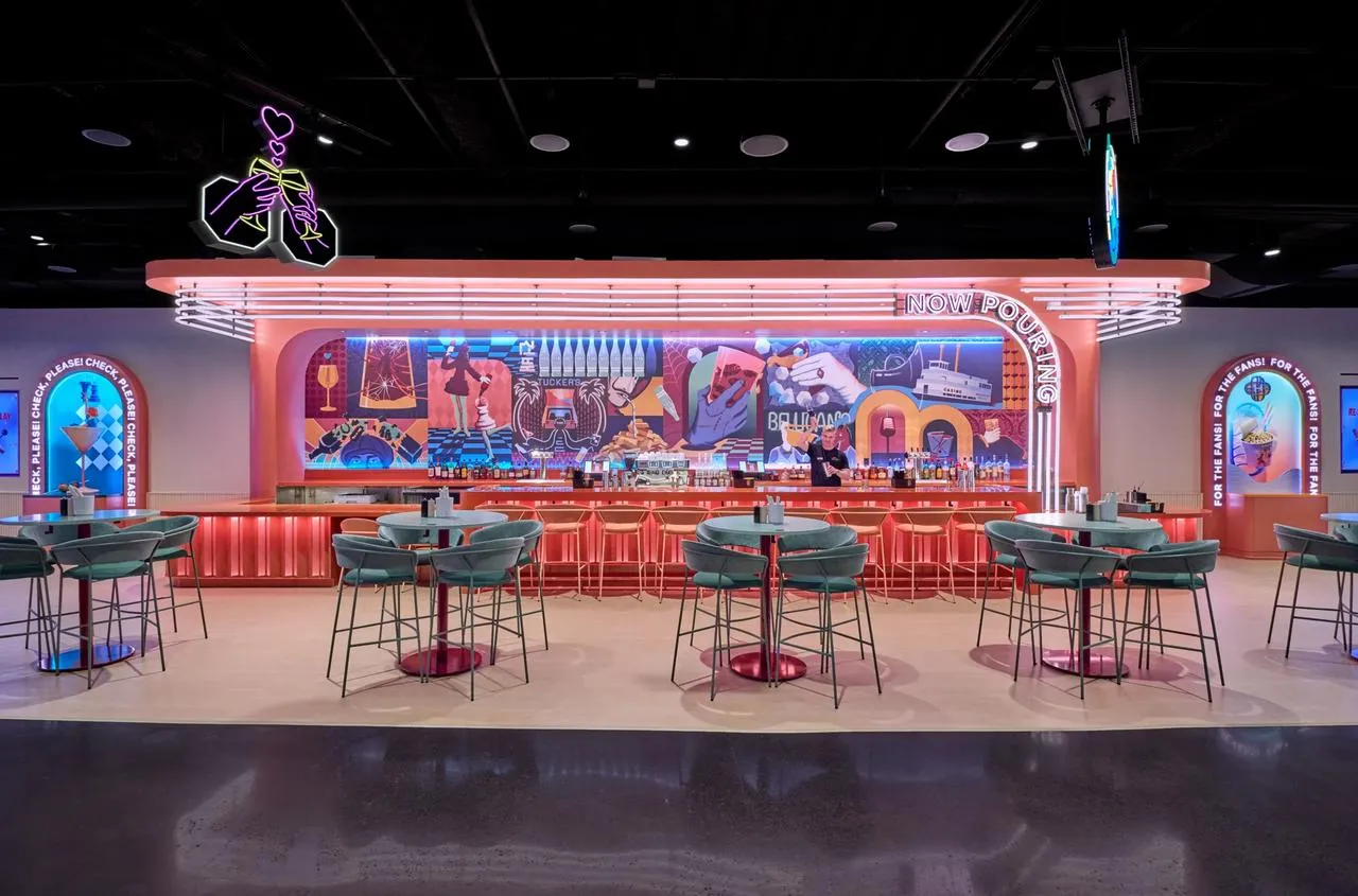 Restaurante temático da Netflix House Dallas com balcão e mesas