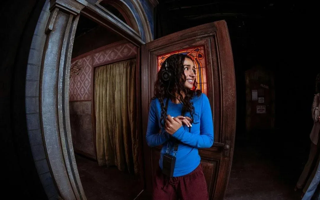 Visitante em um corredor escuro de uma das experiências da Netflix House Dallas