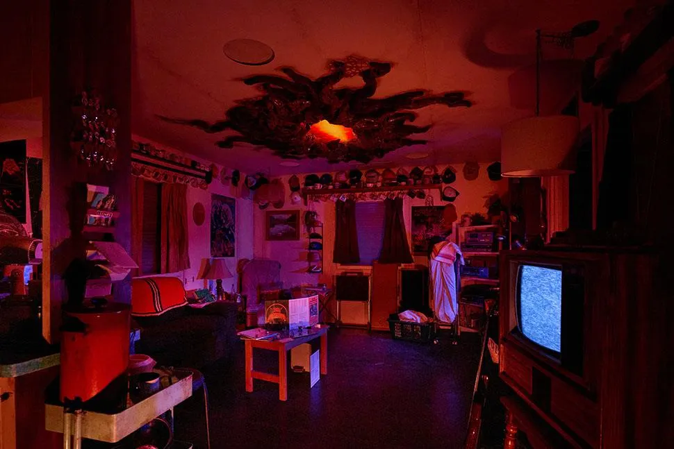 Cenário de Stranger Things com luz vermelha na Netflix House Dallas