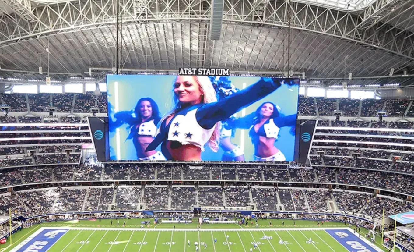 Telão do AT&T Stadium, em Arlington, durante jogo dos Dallas Cowboys