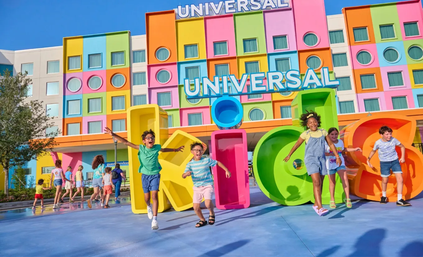 Crianças correndo em frente ao letreiro do Universal Kids Resort, em Frisco