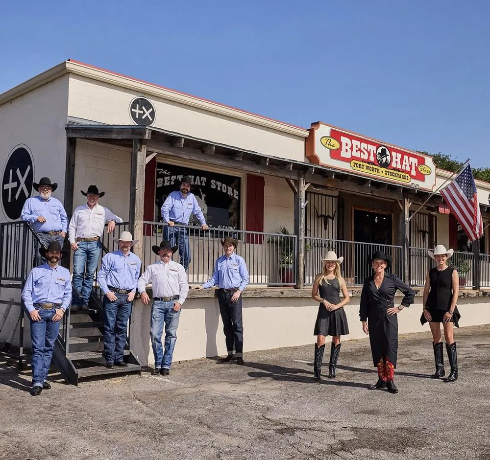 Grupo de chapéu western em frente à Best Hat Store, no Stockyards de Fort Worth