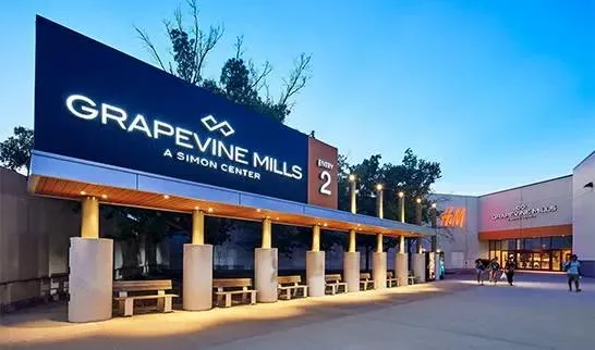 Entrada do Grapevine Mills ao entardecer
