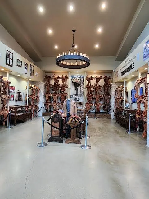 Interior da NRS World, em Decatur, com selas e artigos western