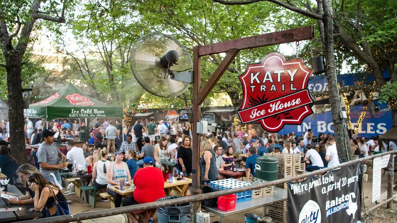 Pátio lotado do Katy Trail Ice House, em Uptown Dallas