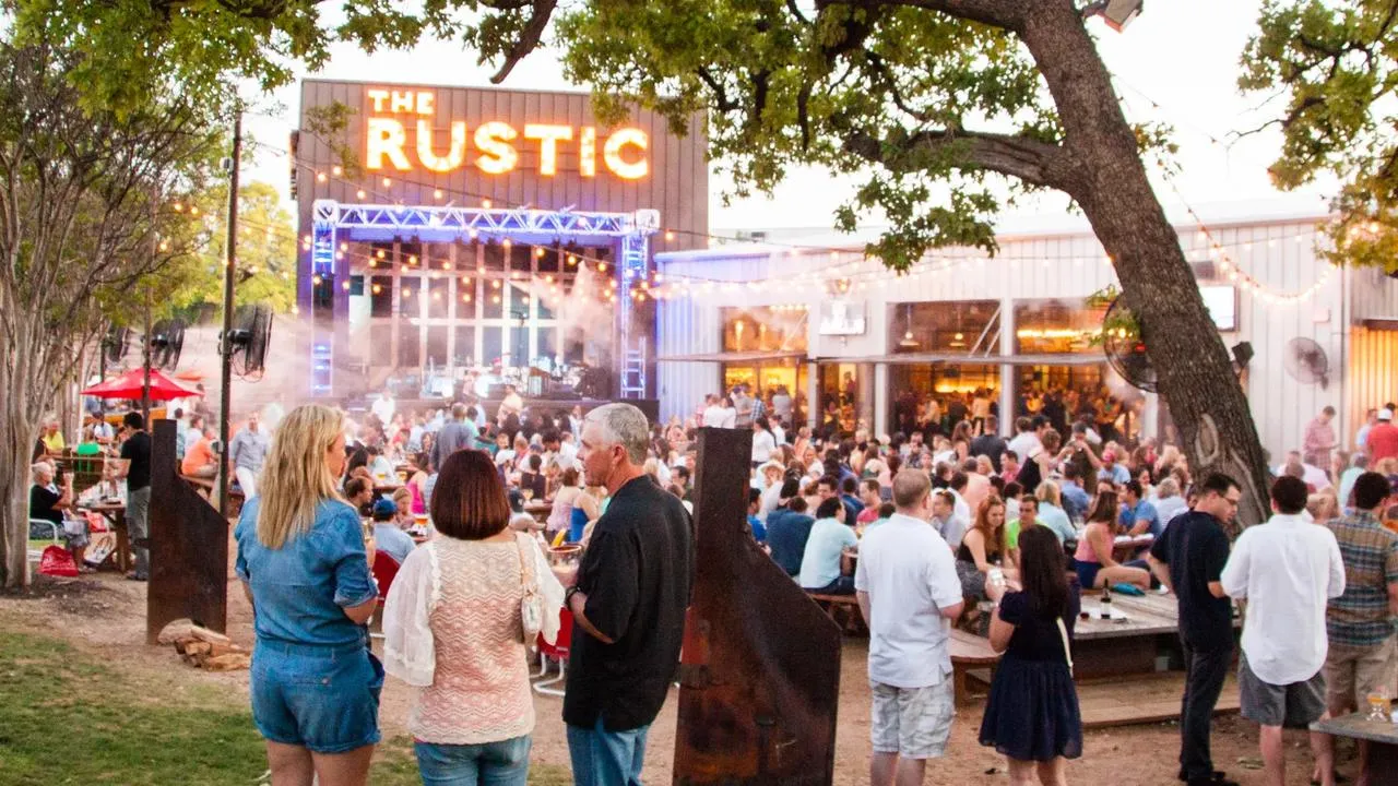 Público em frente ao palco de música ao vivo do The Rustic, em Uptown