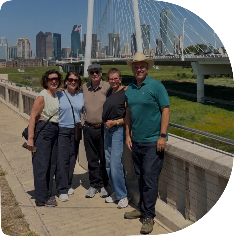 Silvio com viajantes em Dallas